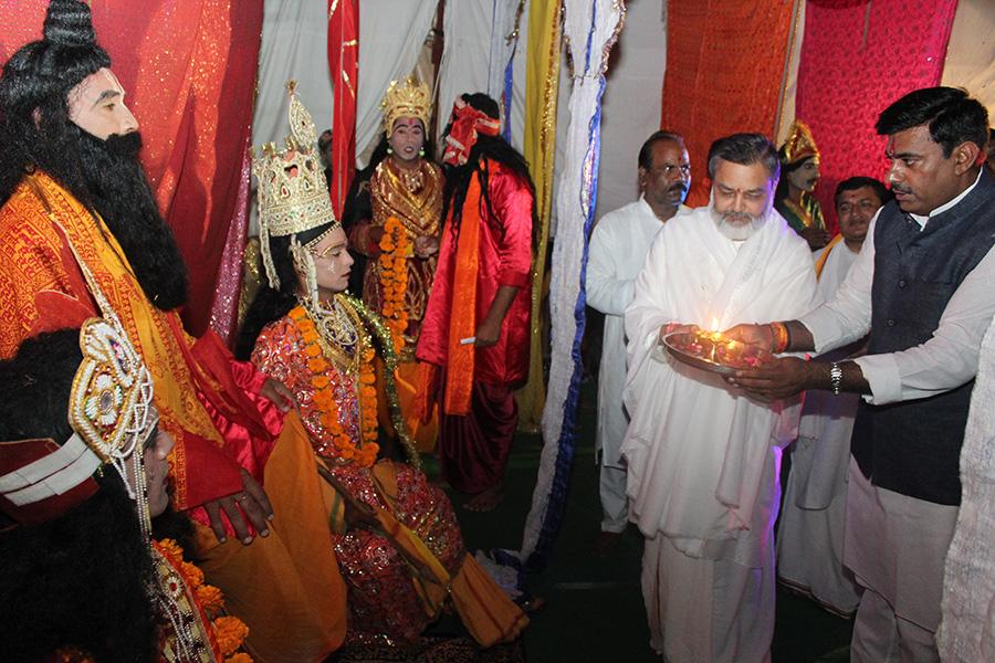 Shri Raam Leela is organised at Maharishi Ved Vigyan Vishwa Vidyapeetham campus, Village Deepdi, Bhojpur Temple Road, Bhopal
Member of Legislative Assembly Shri Rameshwar Sharma Ji and Brahmachari Girish Ji performed Aarti of Guru Vishwamitra Ji, Shri Raam Ji and Shri Lakshman Ji. 